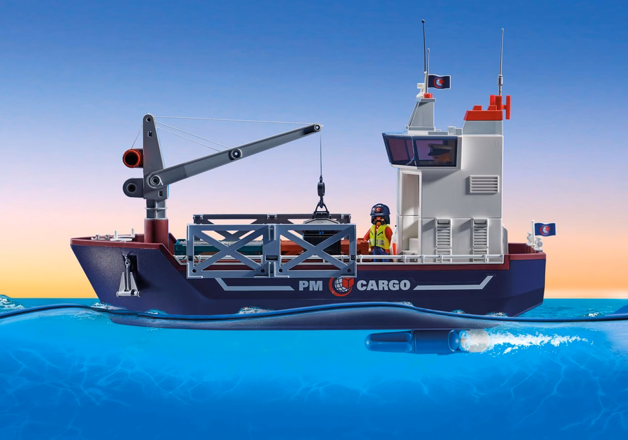 Navio de carga com barco