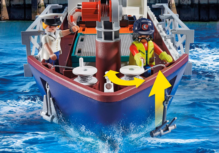 Navio de carga com barco