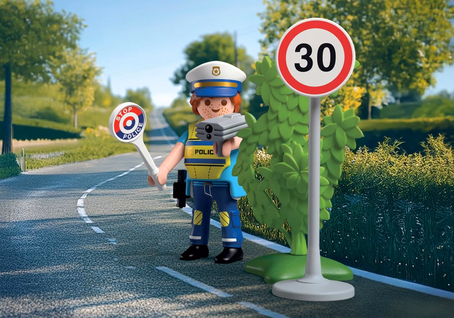 Policial com detector de velocidade